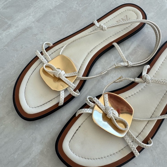 Zara Elegant White Sandals with Gold Accent - Picture 3 of 4